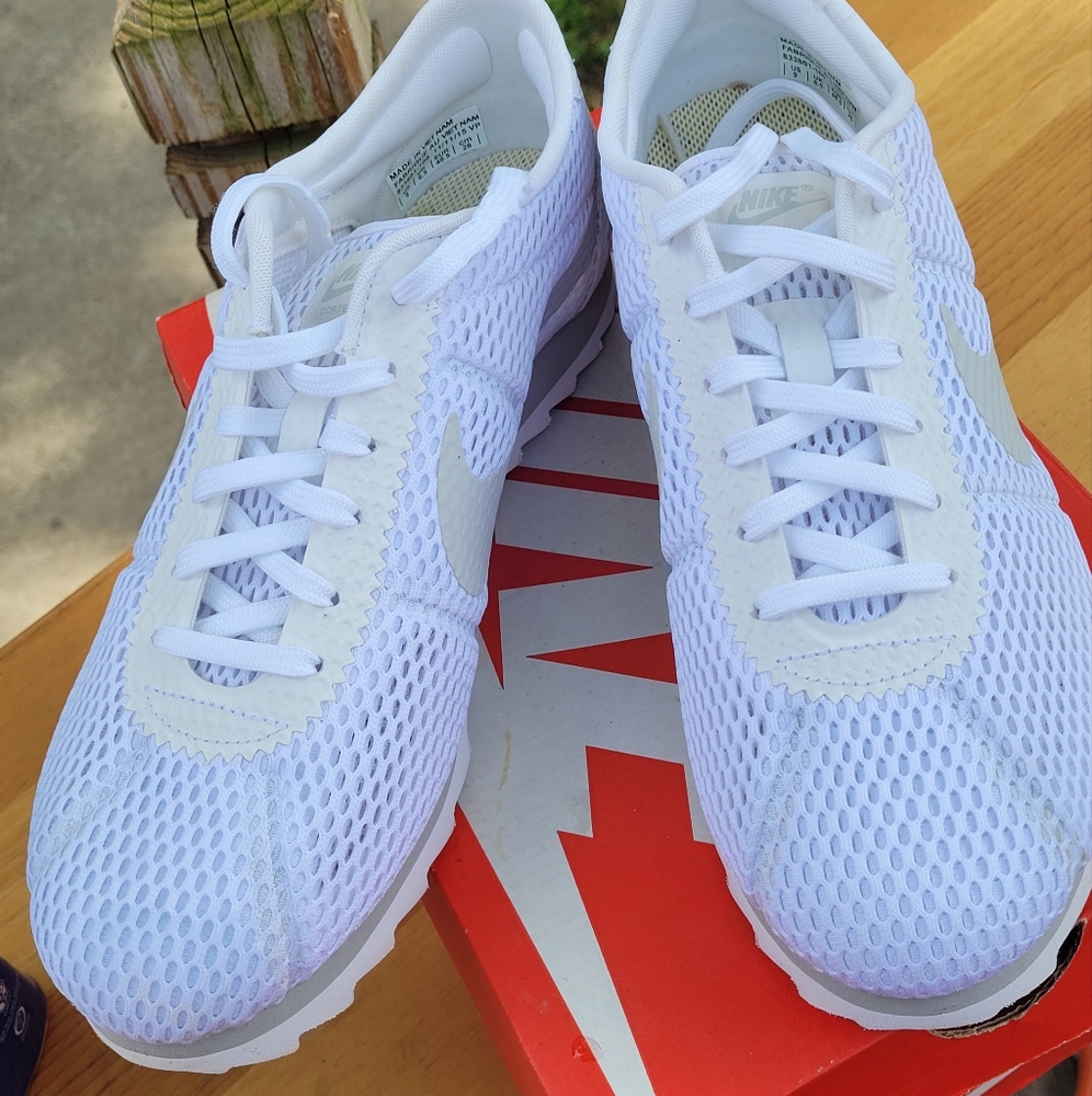 Women Nike Cortez Size 9. Worn once